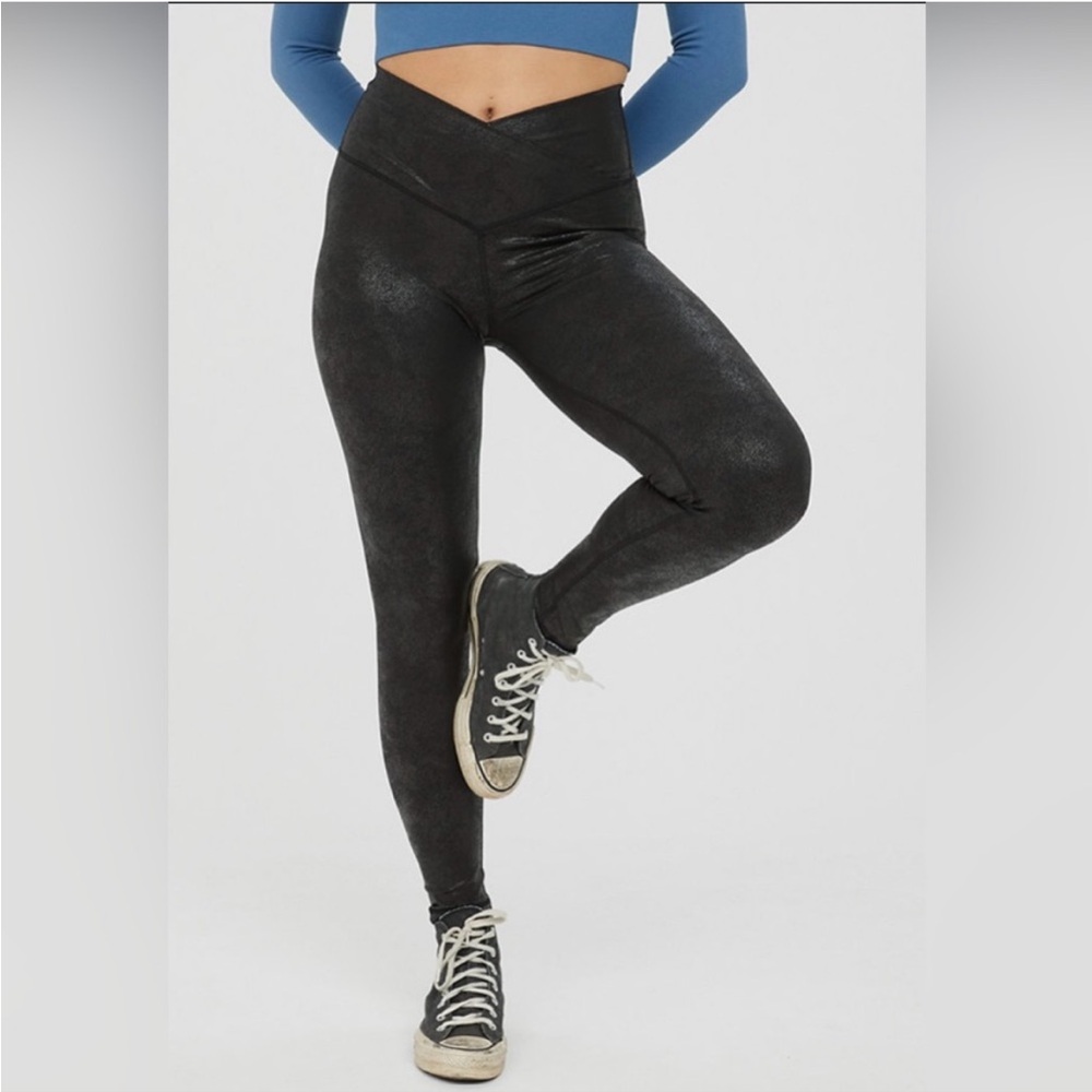 Offline by aerie hugger crossover high waisted crackle leggings Black medium